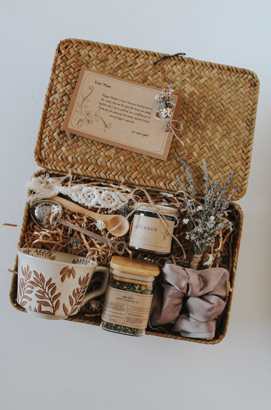 “ It is time to relax!” Tea time gift set in hand-woven basket gifts box hamper with lid